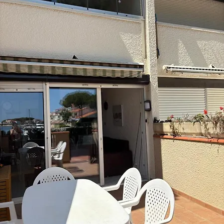 En Rdc Avec Grandre Terrasse Sur La Marina Apartmán